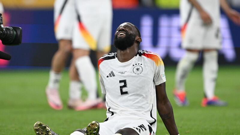 Zerrung bei Rüdiger - Einsatz im Achtelfinale fraglich Zog sich gegen die Schweiz eine Zerrung zu: Antonio Rüdiger.