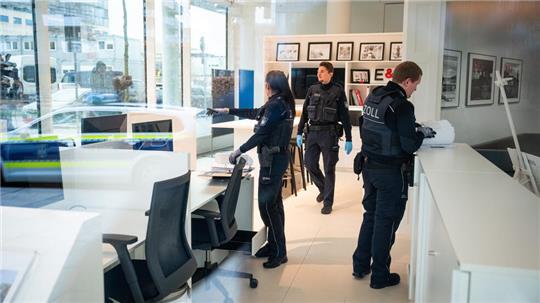 Zoll-Beamte durchsuchen Büroräume.