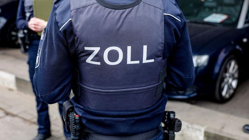 Steuerhinterziehung bei Baufirmen? Zoll durchsucht Inhaber Zollbeamte bei einer Kontrolle.