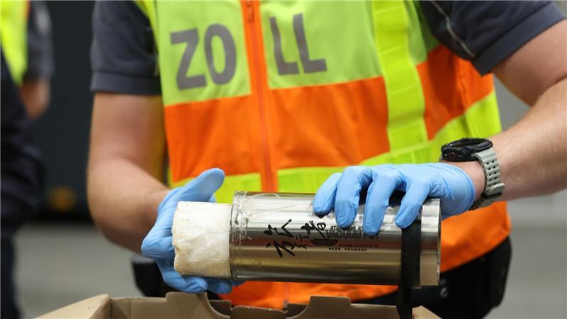 Paketflut und Schwarzarbeit - Zoll soll gestärkt werden Zollbeamte finden bei einer Durchsuchung 500 Gramm Kokain, das in einer Thermoskanne versteckt ist.