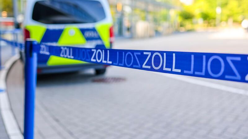 Zollbeamte halten einen 25-Jährigen auf dem Weg nach Dänemark mit zwei Koffern voll Drogen auf. (Symbolbild)
