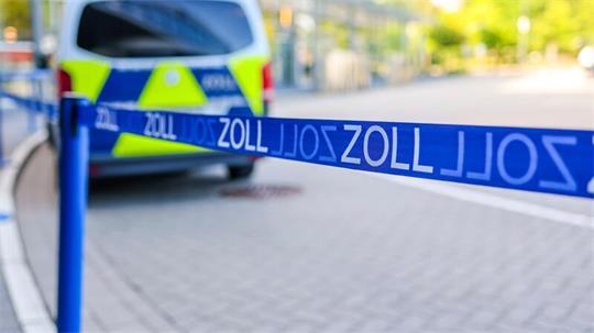 Zollbeamte halten einen 25-Jährigen auf dem Weg nach Dänemark mit zwei Koffern voll Drogen auf. (Symbolbild)