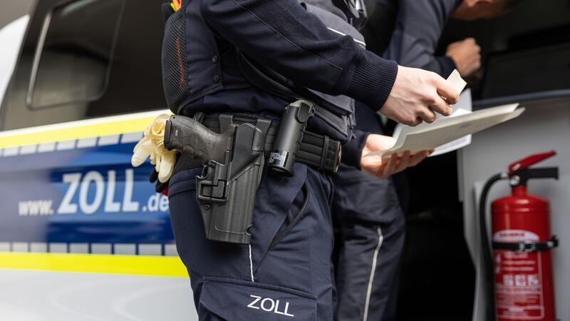 Zoll entdeckt gefälschte Schmuckstücke für etwa 150.000 Euro Zollbeamte überprüfen Papiere an einem Flughafen.