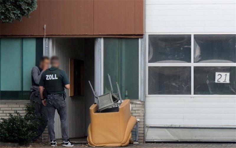 Stader Staatsanwaltschaft ermittelt wegen des Verdachts auf illegale Russland-Geschäfte Zollfahnder stehen vor einem Chemieunternehmen. Wegen des Verdachts auf illegale Exporte nach Russland haben etwa 50 Fahnder am Dienstag sieben Objekte in mehreren Bundesländern durchsucht. (Bestmögliche Qualität) Foto: Jörn Hünecke/TNN/dpa