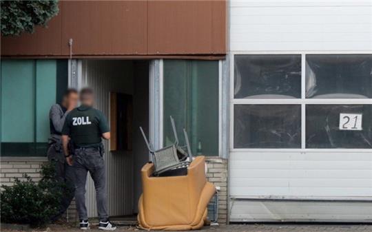 Zollfahnder stehen vor einem Chemieunternehmen. Wegen des Verdachts auf illegale Exporte nach Russland haben etwa 50 Fahnder am Dienstag sieben Objekte in mehreren Bundesländern durchsucht. (Bestmögliche Qualität) Foto: Jörn Hünecke/TNN/dpa