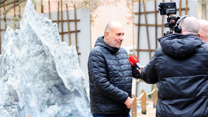 Extrem seltenes Insekt: Prager Zoo zeigt Baumhummer Zoodirektor Miroslav Bobek spricht mit Journalisten vor einem Modell der Ball’s Pyramid, einer australischen Felsinsel, auf der die Baumhummer heimisch sind.