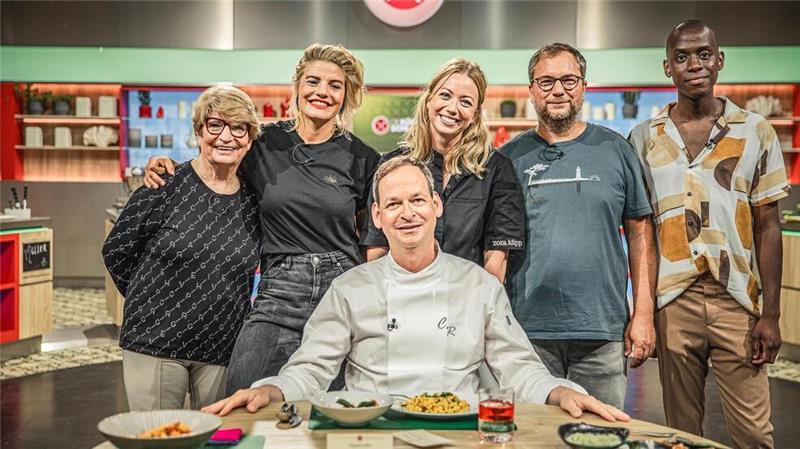 Hinter den Kulissen der Küchenschlacht mit Köchin Zora Klipp aus Zeven Zora Klipp mit den Kochenden Wally, Maria, Bernd und Müller (von links) sowie Juror Christoph Rüffer.