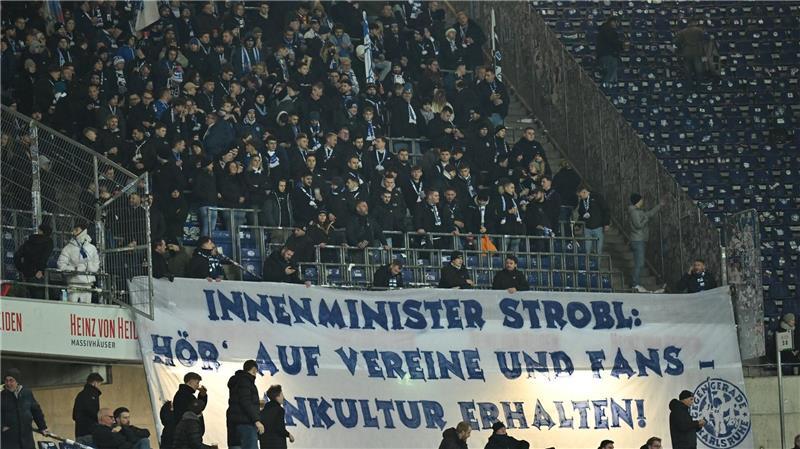 Zu Beginn der Partie gab es Proteste der Fans gegen geplante Maßnahmen der Politik: Die KSC-Anhänger richteten ihrer Aufforderung an Baden-Württembergs Innenminister Thomas Strobl 
