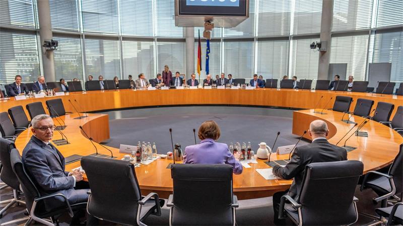 BND-Chef sieht Deutschland im „Schattenkrieg“ mit Russland Zu Beginn der Sitzung trägt das Spitzenpersonal der drei Nachrichtendienste vor, dann beginnt die erste Fragerunde.