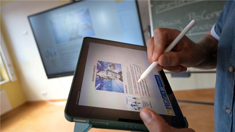 Zu Beginn des Berufslebens locken oft hohe Gehaltssprünge, meint Xing-Arbeitsmarktexperte Julian Stahl. Deswegen hätten jüngere Arbeitnehmer einen starken Anreiz für einen Jobwechsel. 
