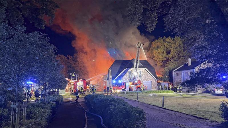 Großeinsatz in Bremervörde: Autowerkstatt steht in Flammen Zu Beginn des Einsatzes sahen sich die Einsatzkräfte mit starker Rauch- und Brandentwicklung konfrontiert.