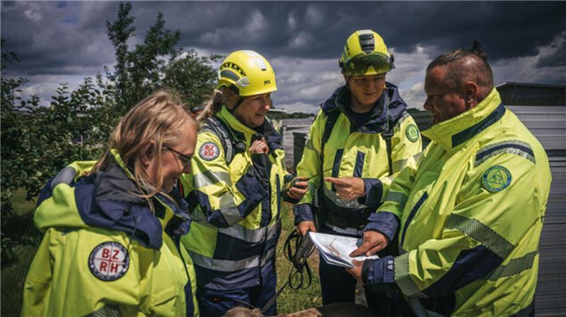 „Man braucht das Glück an seiner Seite“: Wie Rettungshunde arbeiten Zu Beginn des Einsatzes sprechen sich die Mitglieder der "Rettungshundestaffel Dreieck-Weser-Elbe" ab.