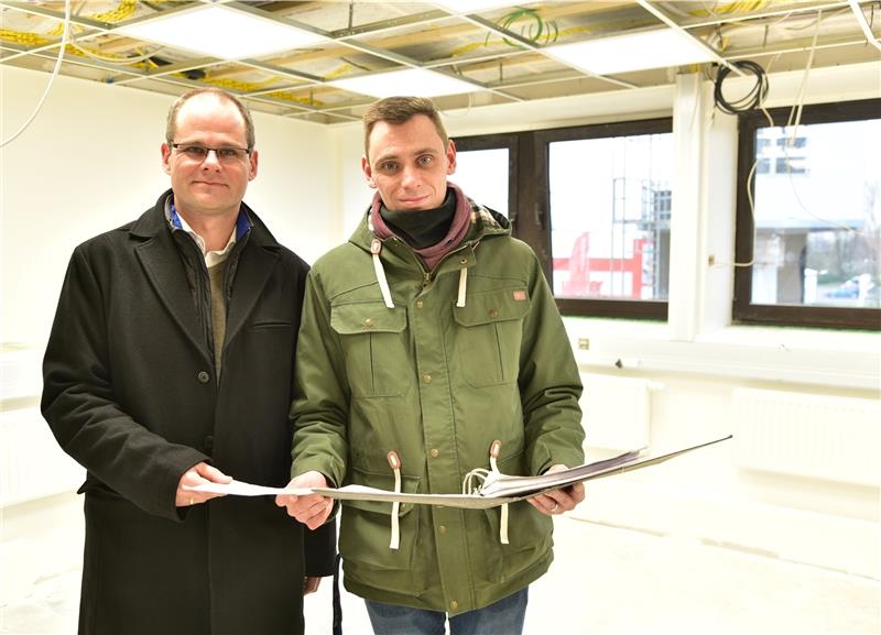 Zu Besuch auf der Baustelle : Zugführer Dirk von Holten (links) und Stellvertreter Stephan Hundsdörfer in der neuen Einsatzzentrale. Foto: Beneke