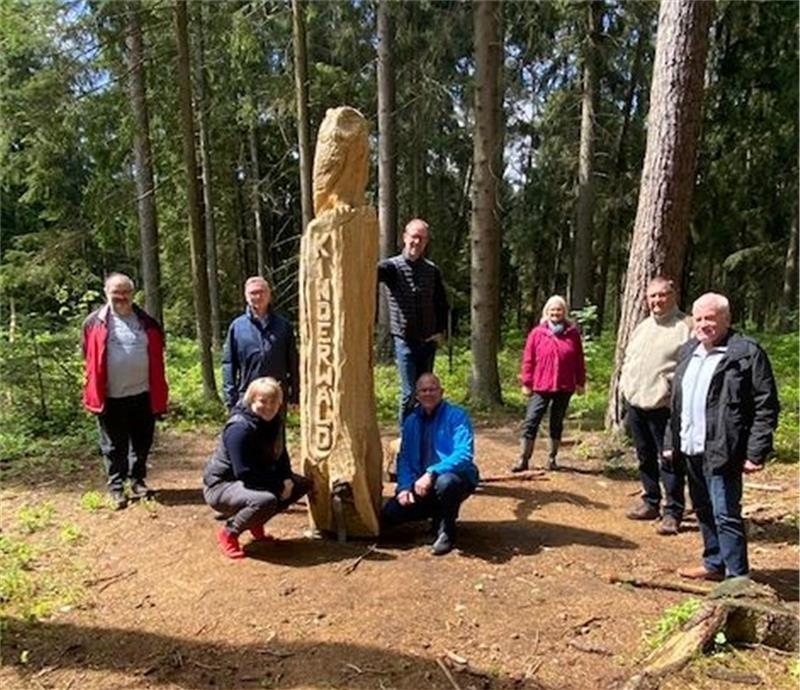 Zu Besuch bei der Holz-Eule im Kinderwald, die vom Förderverein gespendet wurde: Bernd Ritzenhoff und Frank Fasold vom Beirat, 2. Vorsitzender Hartmut Huber, Vorsitzende Eveline Bansemer, Kassenwart Thorsten Schlichting, Hans-Jürgen Schnell