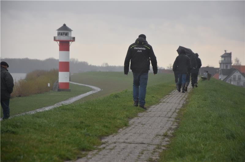 Ausgleichsflächen: Biotop-Schutz erschwert die Deicherhöhung Zu Fuß über den Deich, hier bei der Deichschau der II. Meile. Foto: Battmer