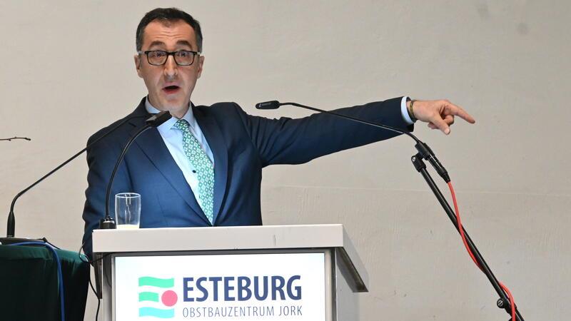 Zu Gast bei den Obstbautagen: Bundeslandwirtschaftsminister Cem Özdemir will die Zukunft von Land- und Ernährungswirtschaft gemeinsam mit Obstbauern gestalten.