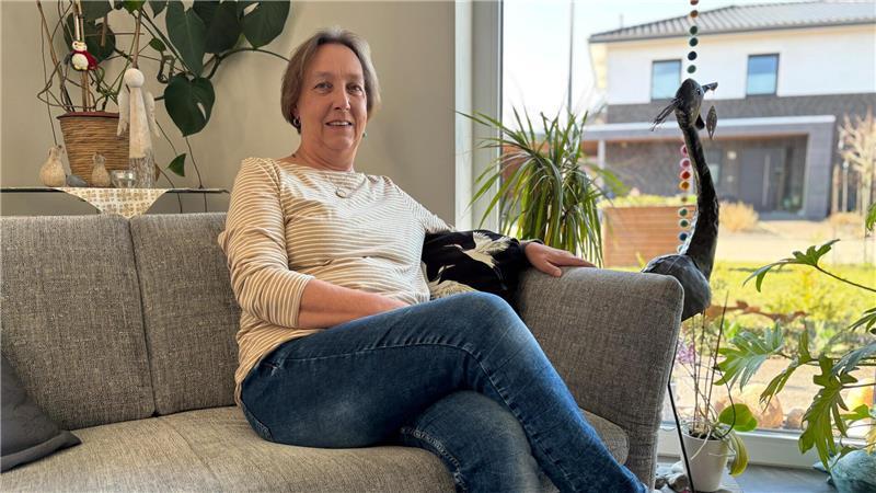 Zu Hause auf dem Sofa: Im April 2025 ahnte Bianka Lange noch nicht, dass sie nach dem Neustart bald ihren Lieblingsberuf als Erzieherin aufgeben muss.