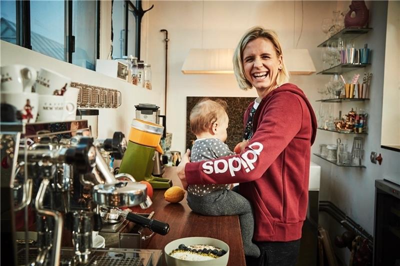 Beach-Olympiasiegerin Ludwig für Kindergärten an Olympiastützpunkten „Zu Hause ist hier in Hamburg“: Laura Ludwi g mit ihrem Sohn Teo in ihrer Küche. Foto Studio Thomas Kettner Hamburg