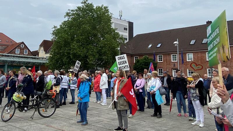 200 Leute kamen zur Kundgebung auf dem Platz Am Sande in Stade, um vor Ort für die Demokratie zu kämpfen