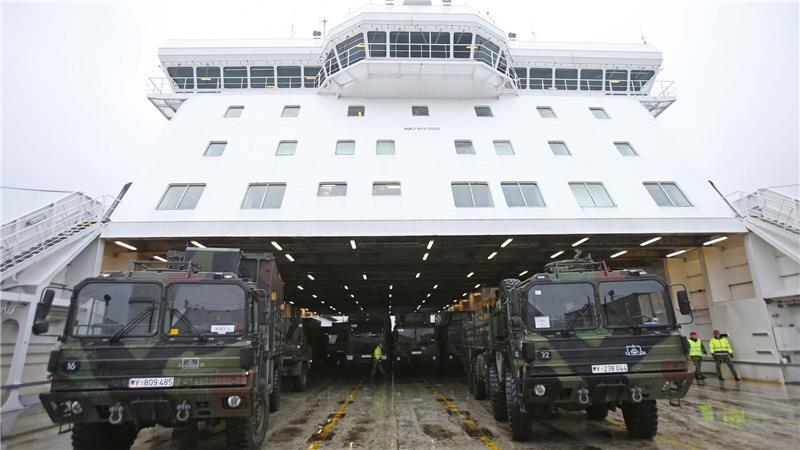 Zu Lande, zu Wasser und in der Luft: Hindernisse für grenzüberschreitende Militärtransporte sollen möglichst schnell abgebaut werden. (Archivbild)