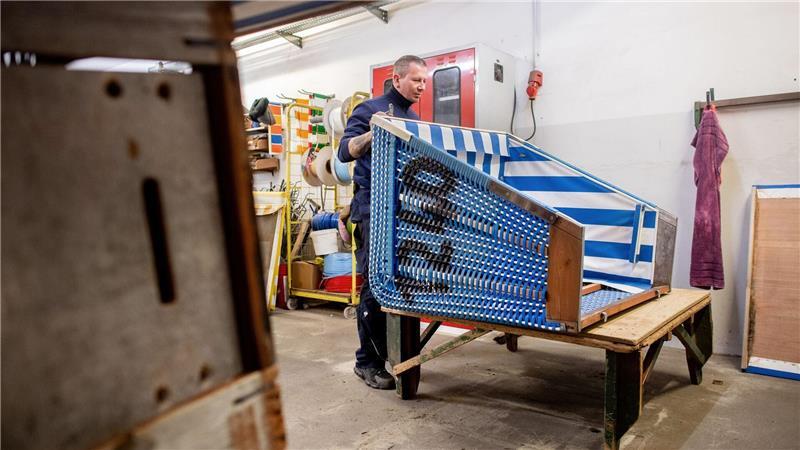 Zu Ostern sollen die ersten Strandkörbe an der Wasserkante stehen. 