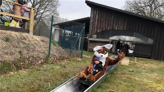 Zu Ostersonntag hat sich der Osterhase wieder angesagt und versteckt 500 Eier zur großen Suche im Spiel- und Sportpark Wingst.