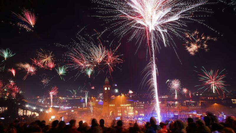 Zu Silvester werden am Hamburger Hafen wie jedes Jahr zahlreiche Menschen erwartet. (Symbolbild)