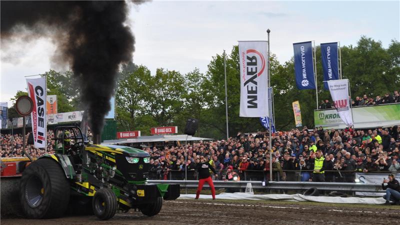 Zu Tausenden strömen die Fans am Wochenende zum Farmpulling. Lokalmatador „Destructive Deere“ aus Volkmarst lässt es mächtig krachen.