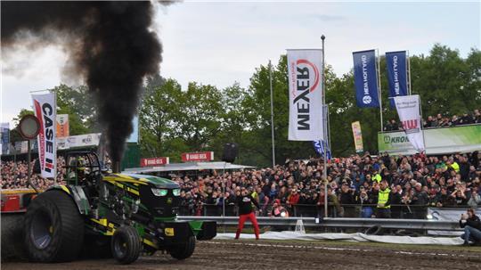 Zu Tausenden strömen die Fans am Wochenende zum Farmpulling. Lokalmatador „Destructive Deere“ aus Volkmarst lässt es mächtig krachen.