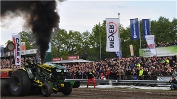 Zu Tausenden strömten die Fans am Wochenende zum Farmpulling. Lokalmatador „Destructive Deere“ aus Volkmarst lässt es mächtig krachen.