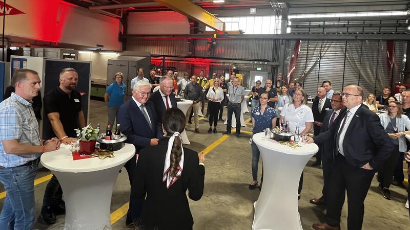 Zu Themen des Wandels spricht Steinmeier mit Dow-Mitarbeitern in kleinen Runden.