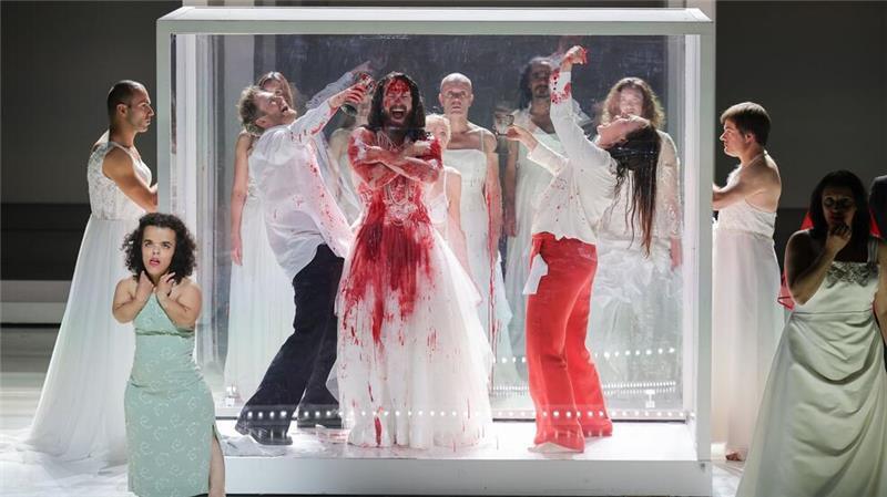 Umjubelte Premiere von Carl Orffs „Trionfi“ an Staatsoper Zu „Trionfi“ gehören die drei Werke „Carmina Burana“, „Catulli Carmina“ und „Trionfo di Afrodite“.