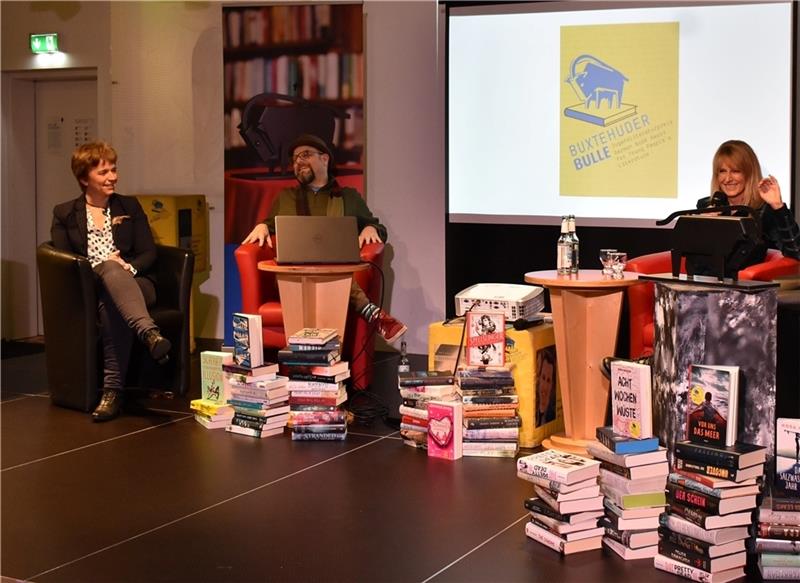 Zu Ulrike Menschings (links) letzten Auftritten als vorderste Bullen-Beauftragte gehörte das Podiumsgespräch mit den Preisträgern Alan Gratz und Wendelin van Draanen vor der Preisverleihung im November. Foto: Weselmann