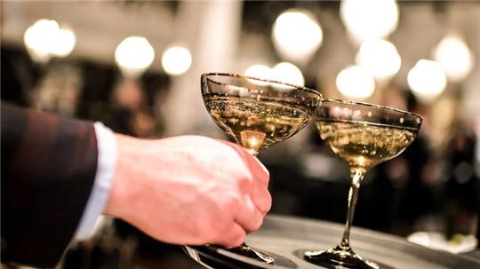 Zu Weihnachten und zum Jahreswechsel tischen die Menschen in Frankreich gerne richtig gut auf - in diesem Jahr aber sparen sie bei Champagner, Räucherlachs und Gänseleberpastete.