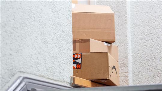 Zu Weihnachten werden wieder jede Menge Pakete geliefert. (Symbolbild)