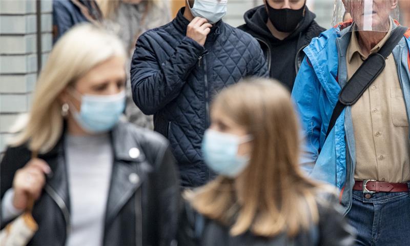 Zu bestimmten Zeiten muss in einigen Straßen jetzt eine Maske getragen werden. Foto: Axel Heimken/dpa