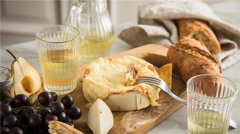 Perfekte Paarungen: Warum ein Rotwein auch zu Fisch passt Zu cremigem Käse schmecken leicht säuerliche Weine besonders gut.
