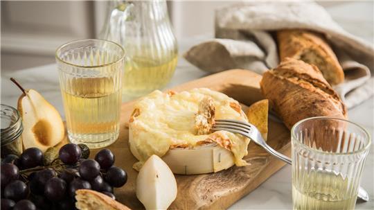 Zu cremigem Käse schmecken leicht säuerliche Weine besonders gut.