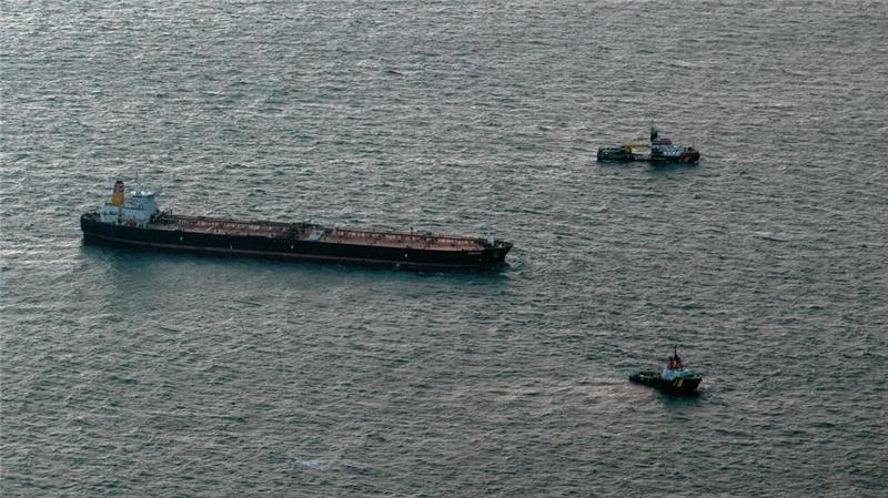 Zu dem 274 Meter langen und 48 Meter breiten Schiff ist auf hoher See eine Schleppverbindung hergestellt worden.