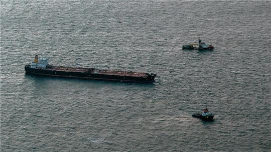 Zu dem 274 Meter langen und 48 Meter breiten Schiff ist auf hoher See eine Schleppverbindung hergestellt worden.