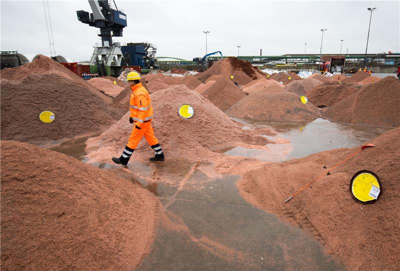 Zu dem Feuer an einer Rohrleitung bei Aurubis war es am Mittwochabend im Rahmen von Wartungsarbeiten gekommen. Symbolfoto: dpa