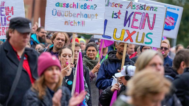 Zu dem Protest haben Wohlfahrtsverbände aufgerufen.