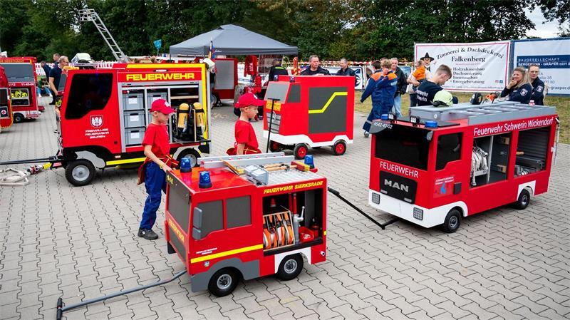 Zu dem Treffen in Schleswig-Holstein sind 17 Mini-Feuerwehrautos aus verschiedenen Teilen Deutschlands angereist.