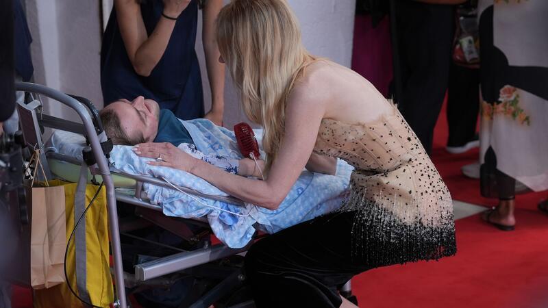 Nicole Kidman und Angelina Jolie begrüßen besonderen Fan Zu dem Treffen kam es vor der Premiere von Nicole Kidmans neuem Film.
