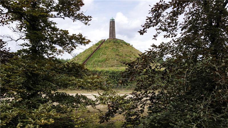In den Wald geschleift: Wolf beißt Jungen in den Niederlanden Zu dem Wolfsangriff auf einen Jungen in den Niederlanden kam es in der Nähe eines bekannten Wahrzeichens, der Pyramide von Austerlitz.