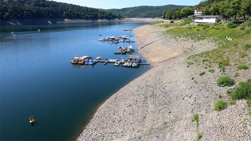 „Blanker Wahnsinn“: Niedrigwasser trifft Edersee-Tourismus Zu den Booten geht es steil bergab.