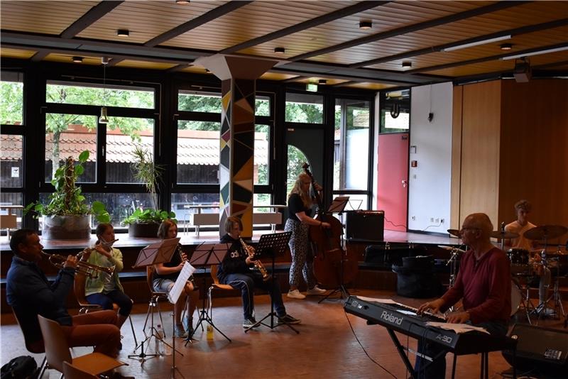Zu den Workshopgruppen gehört auch eine Kids Band , der sich Bernd Freydanck als einer der Dozenten und Mitbegründer des Projekts angenommen hat. Fotos: Weselmann