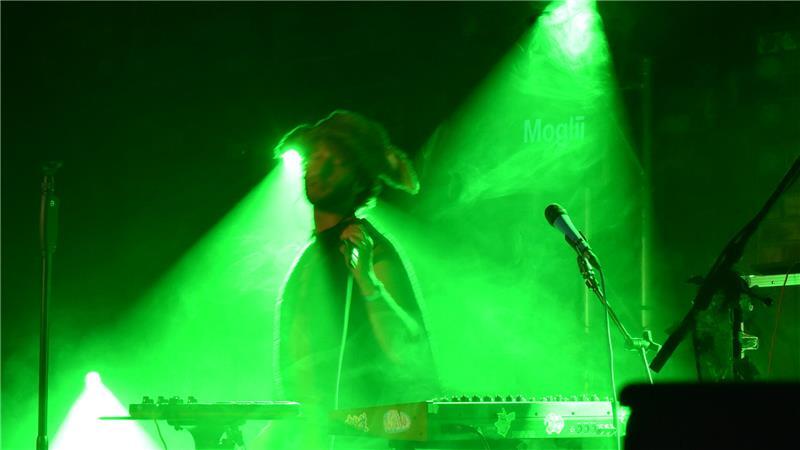 Zu den freundlichen Jungle Vibes und warmen Beats von Mogliis Elektropop tanzte einst das Seminarturnhallen-Publikum in die Nacht.