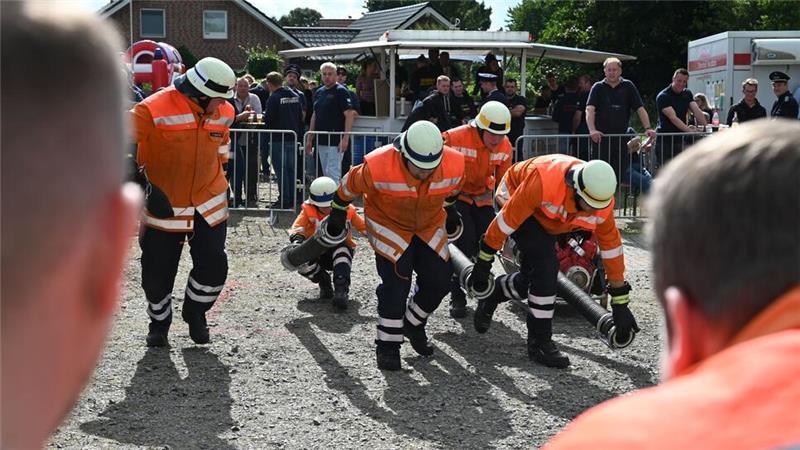 61 Teams dabei: Feuerwehren aus neun Landkreisen messen sich in Assel Zu den in Assel aufgebauten Wettbewerbsmodulen gehörte das Kuppeln einer Saugleitung.