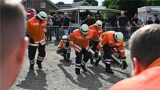 Zu den in Assel aufgebauten Wettbewerbsmodulen gehörte das Kuppeln einer Saugleitung.